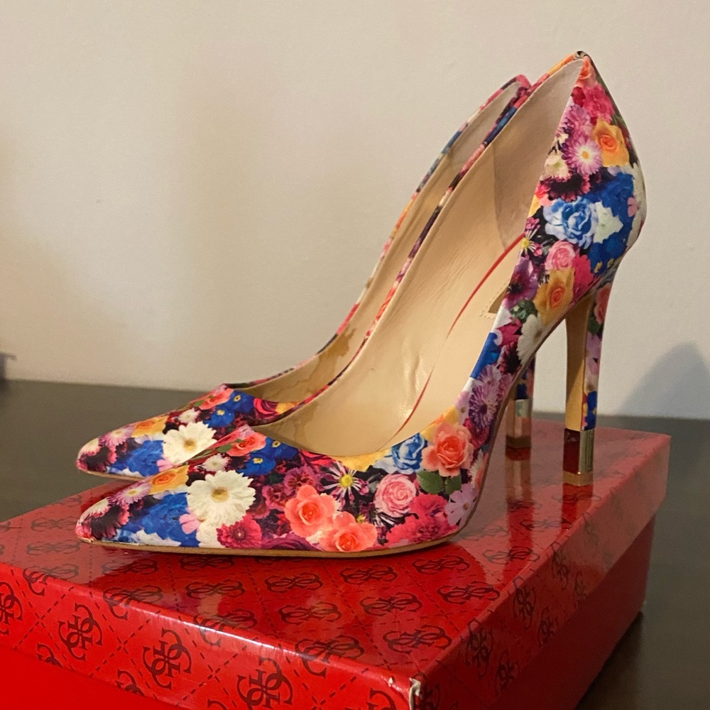 Guess floral multi colored pointed heels size 7 37